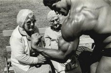 Arnold-Schwarzenegger-with-two-old-ladies.jpg